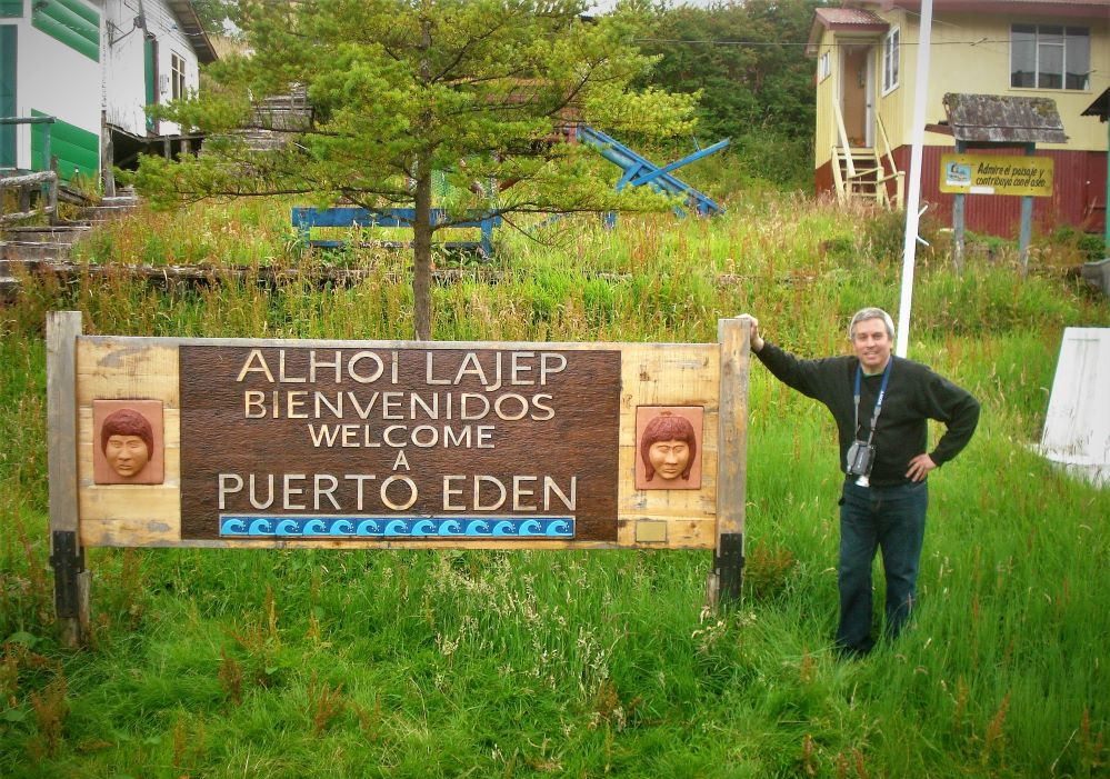 Afiche del evento "Puerto Edén: tras la ruta de los antiguos pueblos canoeros"