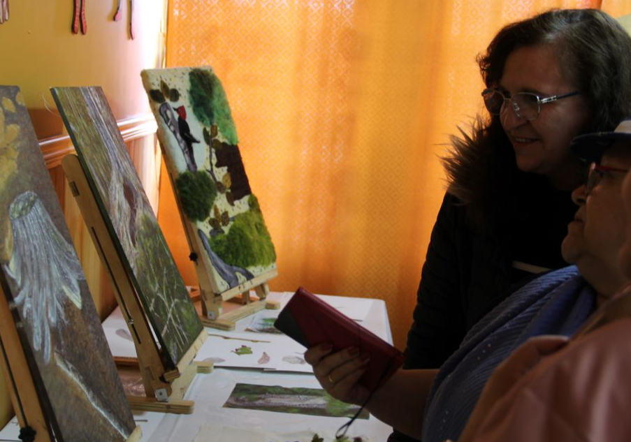 Afiche del evento "Expo "Talleres vecinales: Descubriendo las atmósferas y texturas del paisaje Austral, desde el arte pictórico y textil""