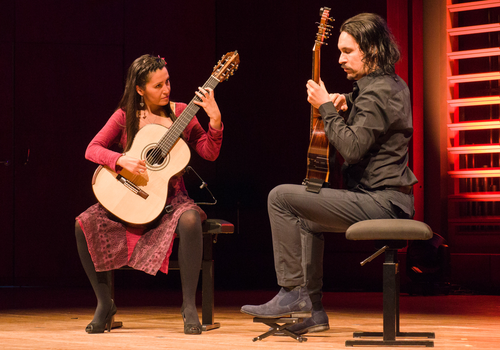 Afiche del evento "Dos guitarras en el museo: MAVI UC recibe un concierto gratuito de Lorena Souper y Diego Cruz"